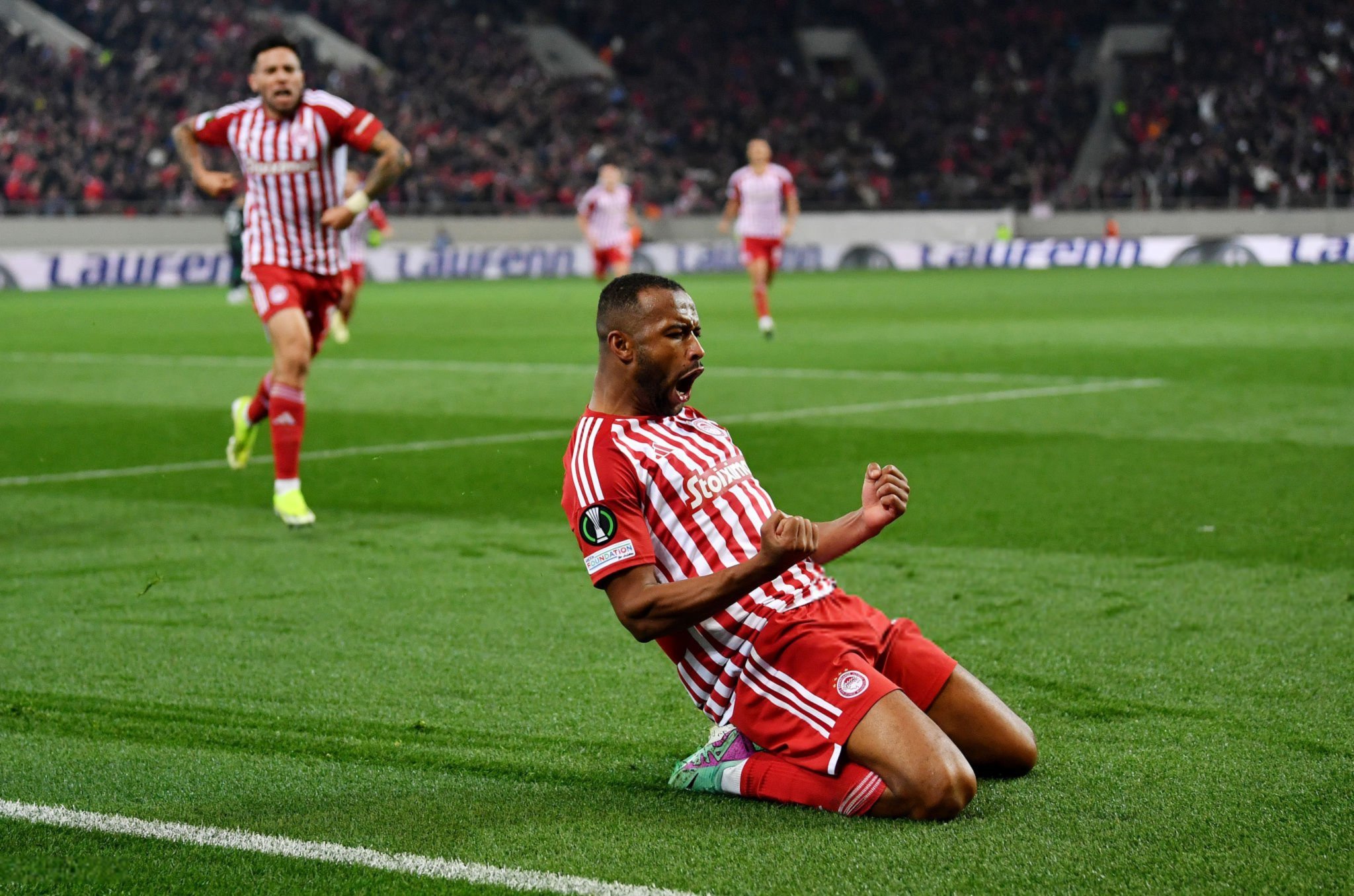 ثنائية الكعبي تقود أولمبياكوس اليوناني لنهائي أوروبي تاريخي في أثينا