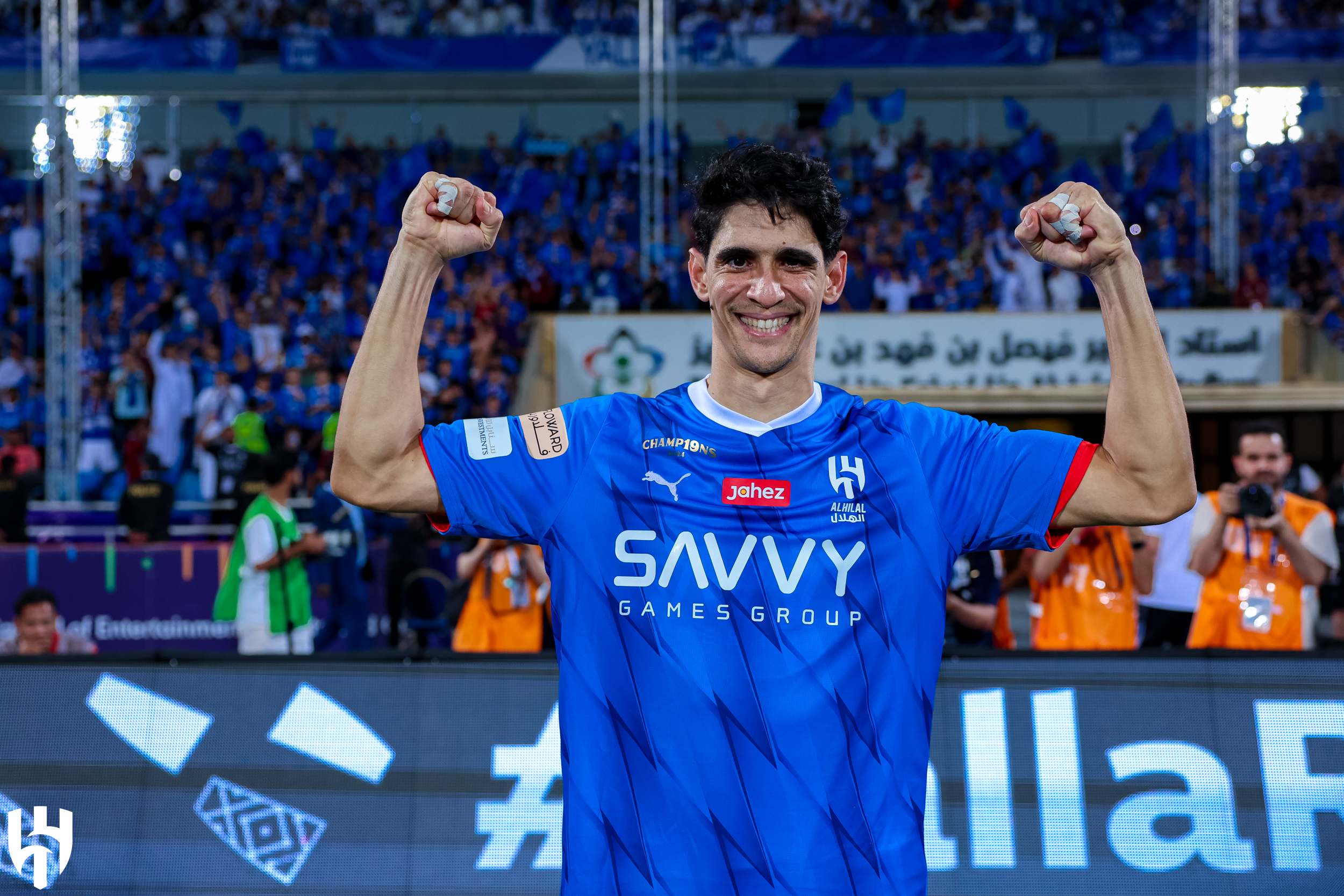 بونو يدشن رحلة ألقابه في السعودية بعد إحراز دوري “روشن” الأول مع الهلال