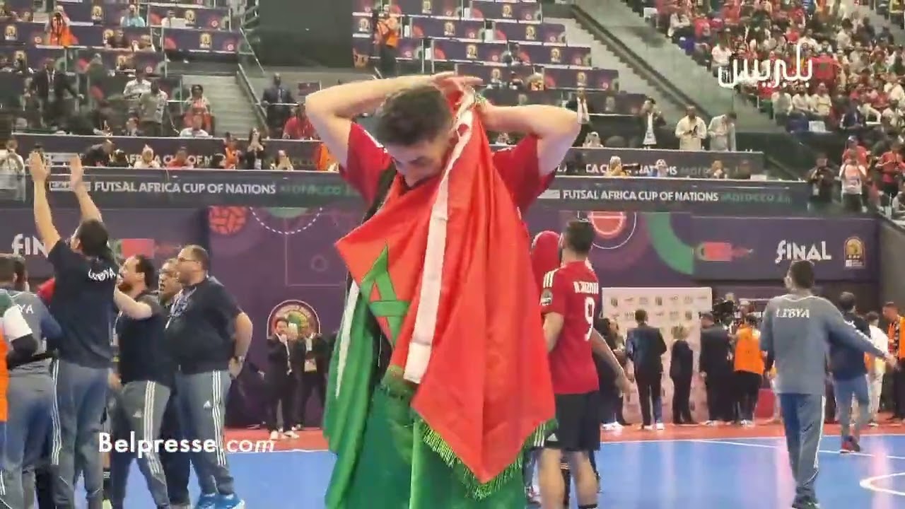 أحمد عبد الحفيظ لاعب منتخب ليبيا يحتفل بالعلم المغربي والليبي  بعد التاهل إلى نهائيات كأس العالم