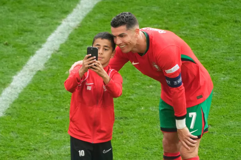 سيلفي رونالدو مع الطفل التركي يدفع الاتحاد الأوروبي لتشديد الإجراءات الأمنية في مباريات “اليورو”