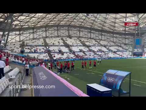 دخول لاعبي المنتخب الوطني لتفقد أرضية ملعب فيلودروم