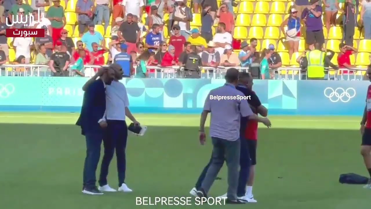 لحظة نزول لقجع والركراكي لتهنئة السكتيوي ولاعبي المنتخب الوطني الأولمبي