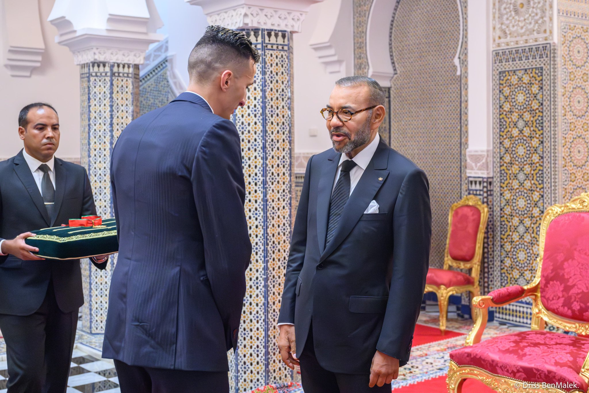 الملك محمد السادس يستقبل العداء البقالي ويوشحه بوسام العرش من درجة قائد