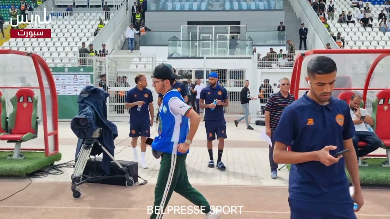 لحظة دخول لاعبي الرجاء ونهضة بركان إلى أرضية الملعب قبل انطلاق قمة الجولة الأولى بين الرجاء و بركان