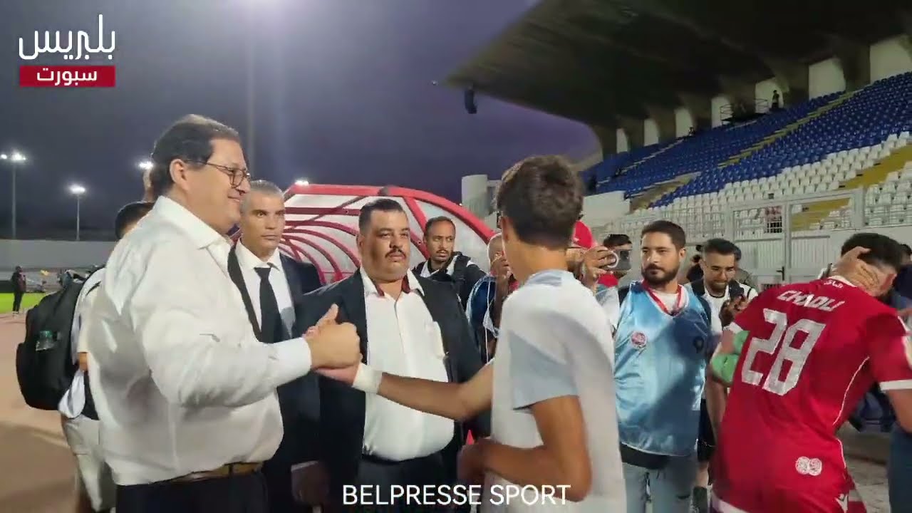 بعد الفوز على شباب المسيرة “هشام آيت منا” يلتقط صور تذكارية مع جمهور الوداد