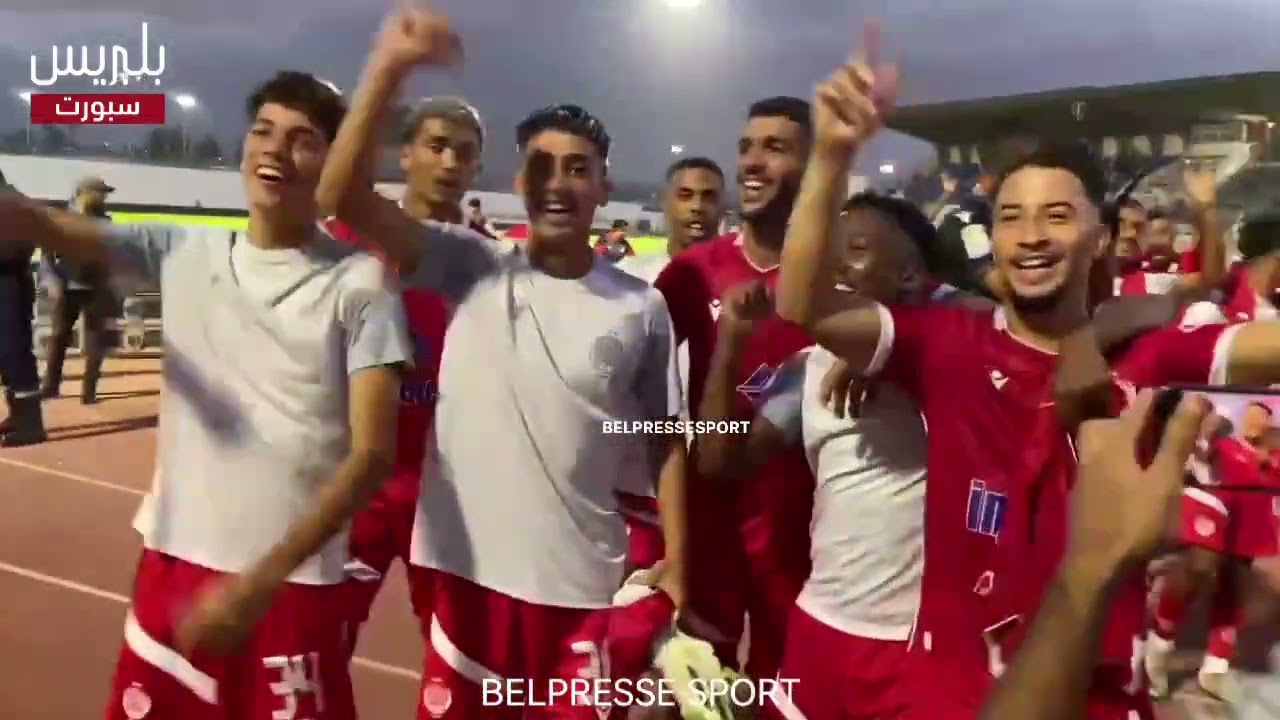 لاعبو الوداد يشاركون فرحة فوزهم على شباب المسيرة مع الجماهير