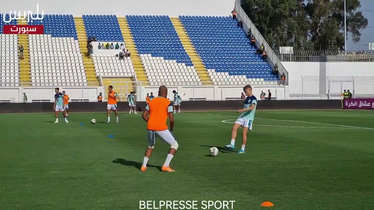 احماءات لاعبي الرجاء والنادي القنيطري قبل انطلاق مباراة دوري التميز