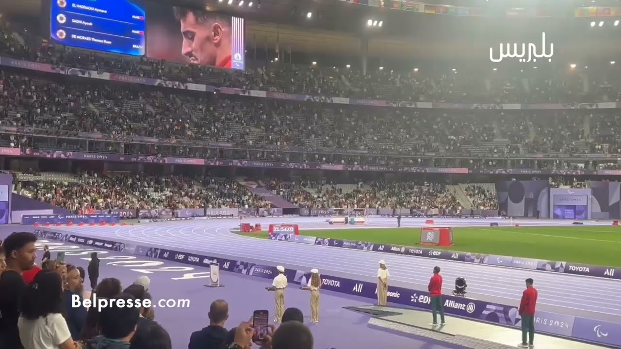 منصة تتويج الحداوي وسادني ..ملعب Stade de France يقف لتحية النشيد الوطني المغربي