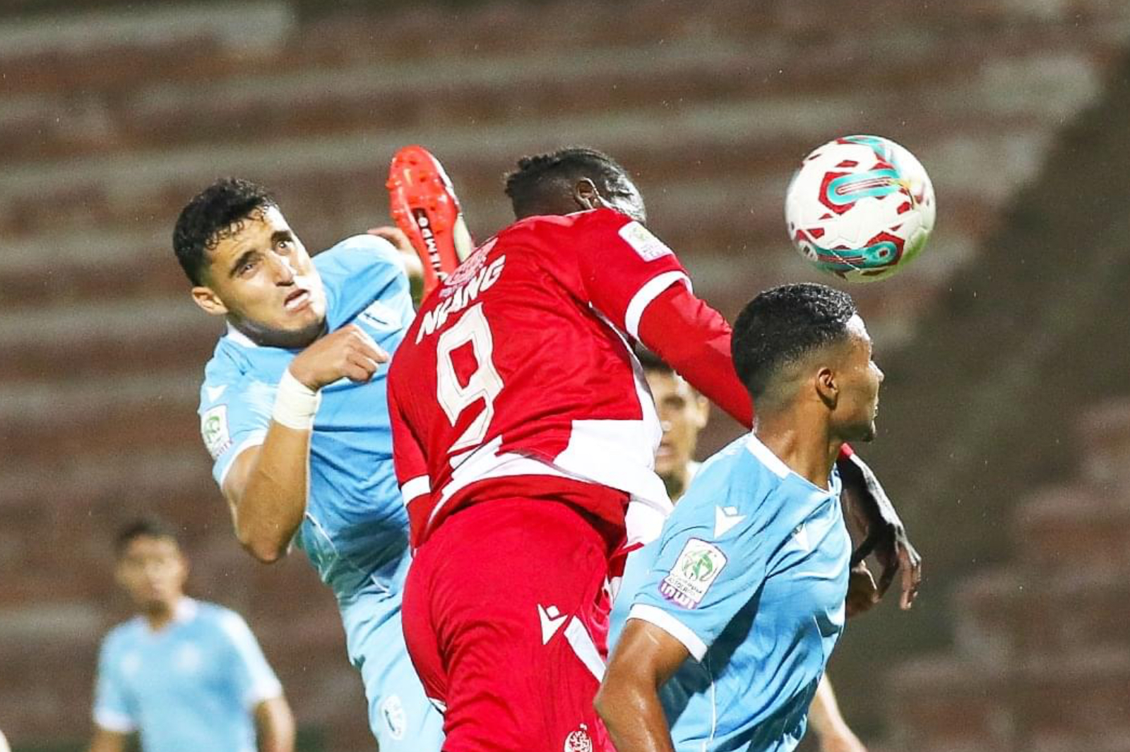 مكونات الوداد ترفع حدة الاحتجاج على تحكيم مباراة الجولة الثالثة أمام اتحاد تواركة