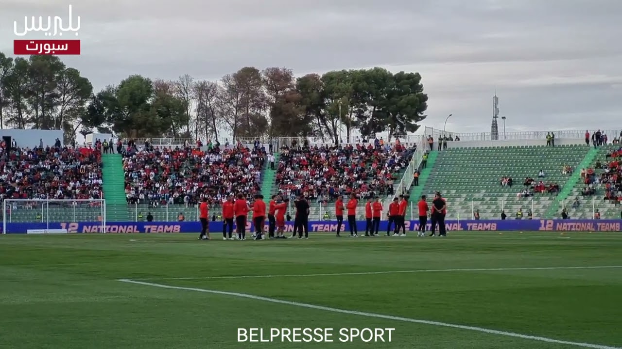 لحظة دخول لاعبي المنتخب الوطني المغربي إلى أرضية الملعب الشرفي بوجدة قبلانطلاق مباراة إفريقيا الوسطى
