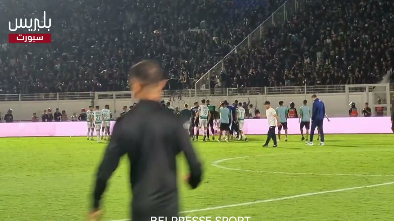 تبادل التحية بين لاعبي الرجاء والجماهير بعد نهاية المباراة بفوز الرجاء بهدف لصفر