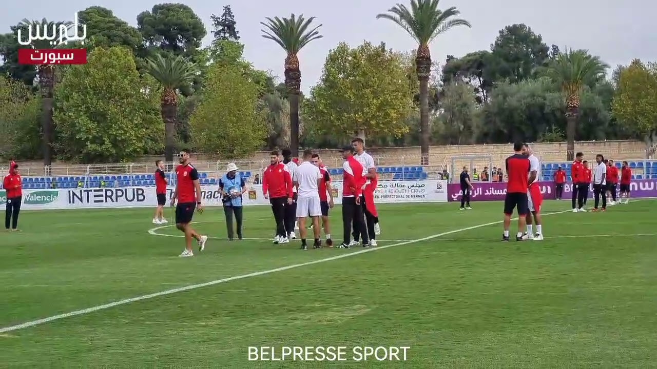 لحظة دخول لاعبي الوداد الرياسي والنادي المكناسي إلى أرضية ملعب الحسن الثاني