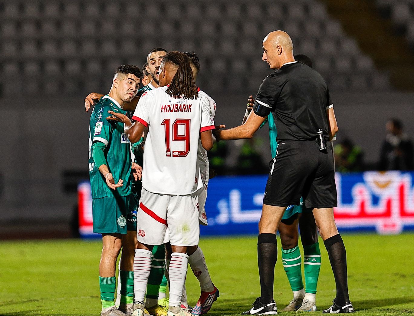 غداة مباراة “الديربي”..إدارة الرجاء تطالب بسحب الشارة الدولية من الحكم كريم صبري