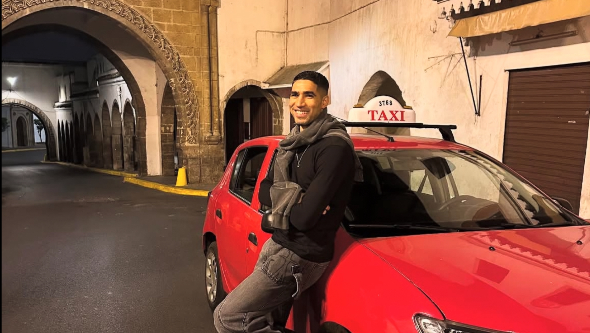 حكيمي في الدار البيضاء..جولة ب”التاكسي” في حي الأحباس وبادرة خيرية