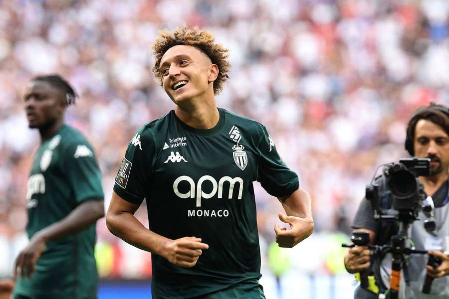 نابولي يسعى لضم المغربي إلياس بنصغير لتعويض كفاراتسخيليا