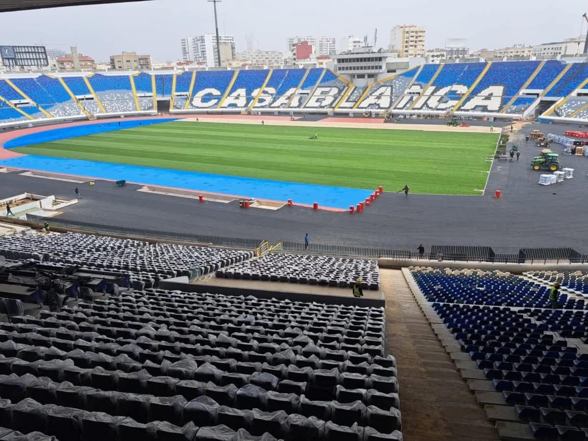 حلبة مطاطية زرقاء..الأشغال متواصلة في “دونور” قبل الافتتاح المرتقب في نهاية مارس