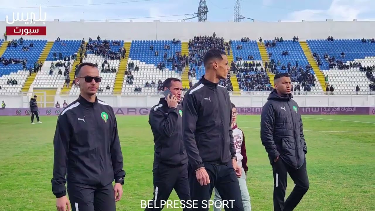 لحظة دخول لاعبي شباب المحمدية إلى أرضية ملعب العربي الزاولي قبل انطلاق مباراة الرجاء