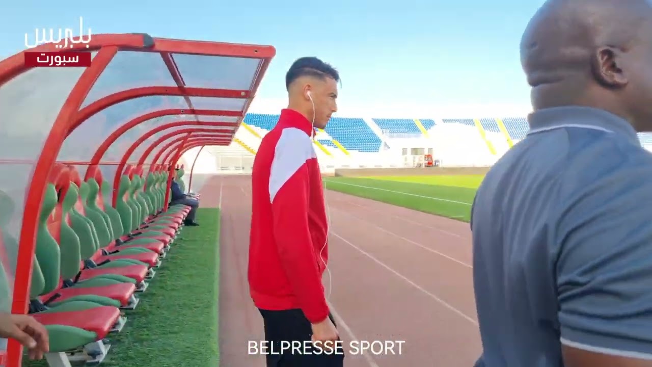 لحظة دخول لاعبي الوداد إلى أرضية ملعب العربي الزاولي قبل انطلاق قمة مباراة الديربي