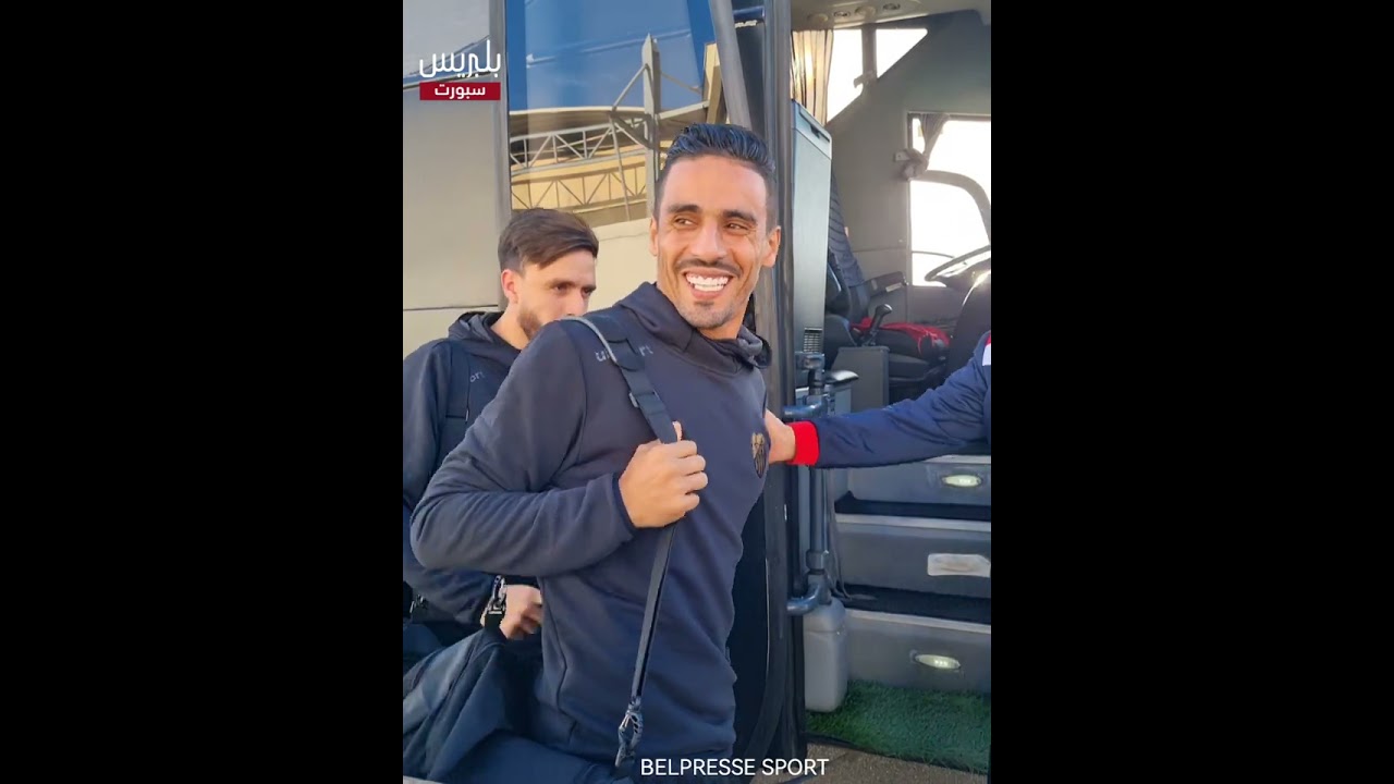 لحظة دخول لاعبي شباب السوالم والمغرب الفاسي إلى أرضية ملعب برشيد قبل انطلاق المباراة