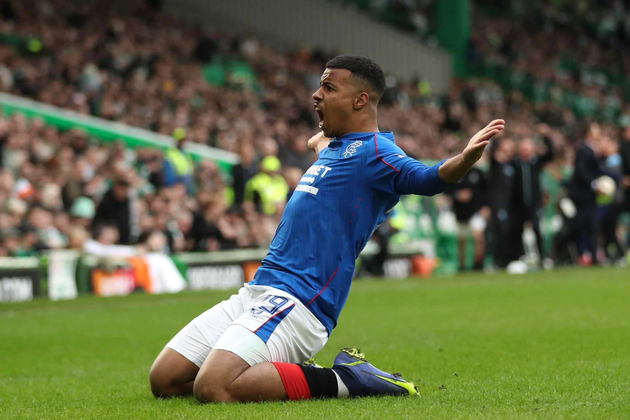 إيكامان يحسم ديربي غلاسكو ويؤكد جاهزيته لمعسكر “الأسود”