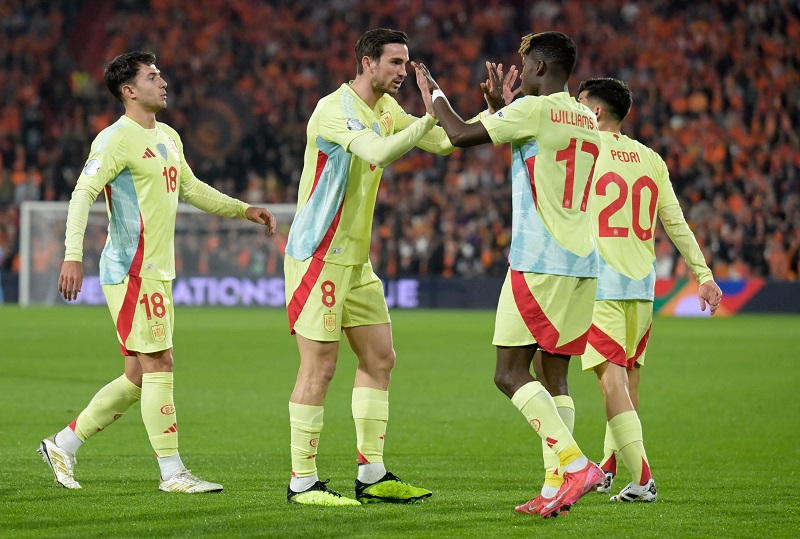 إسبانيا تنتزع تعادلاً قاتلاً من هولندا في روتردام