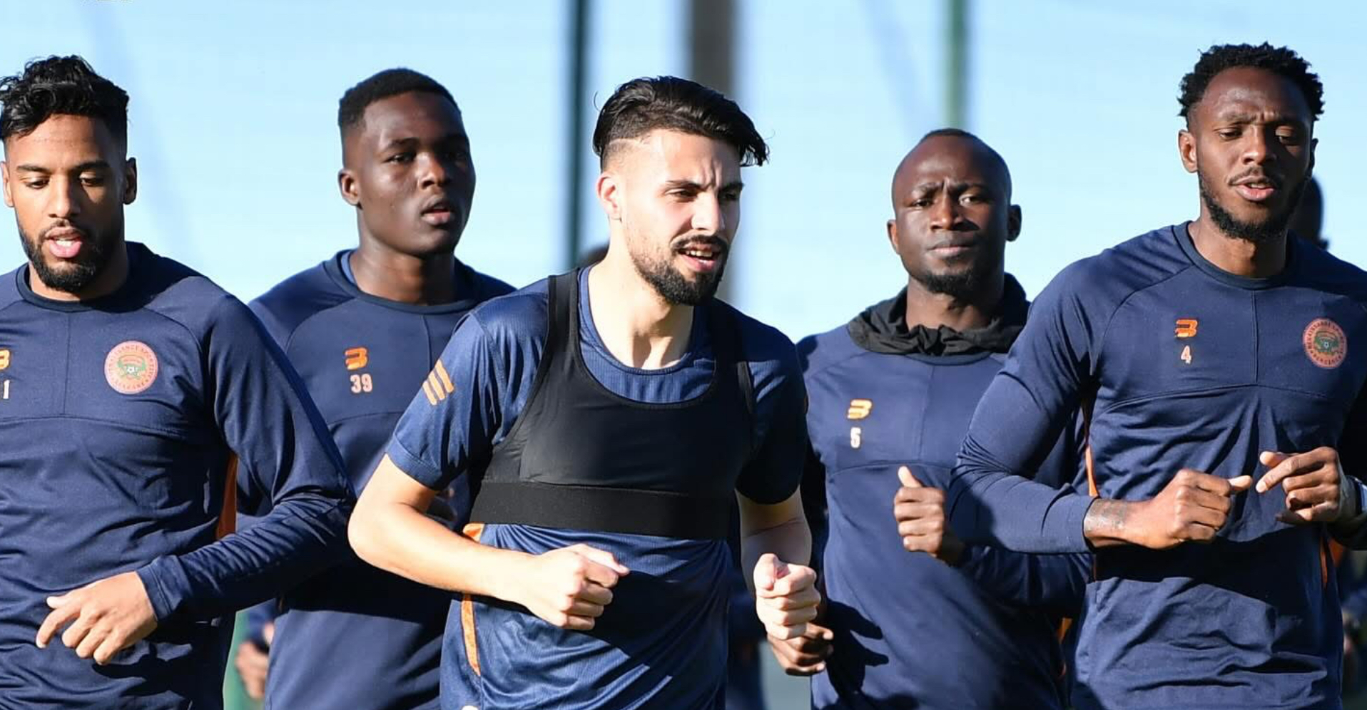 نهضة بركان يستضيف شباب قسنطينة في ذهاب نصف نهائي كأس الكونفدرالية… والشعباني يحذر من “تفاصيل الحسم”