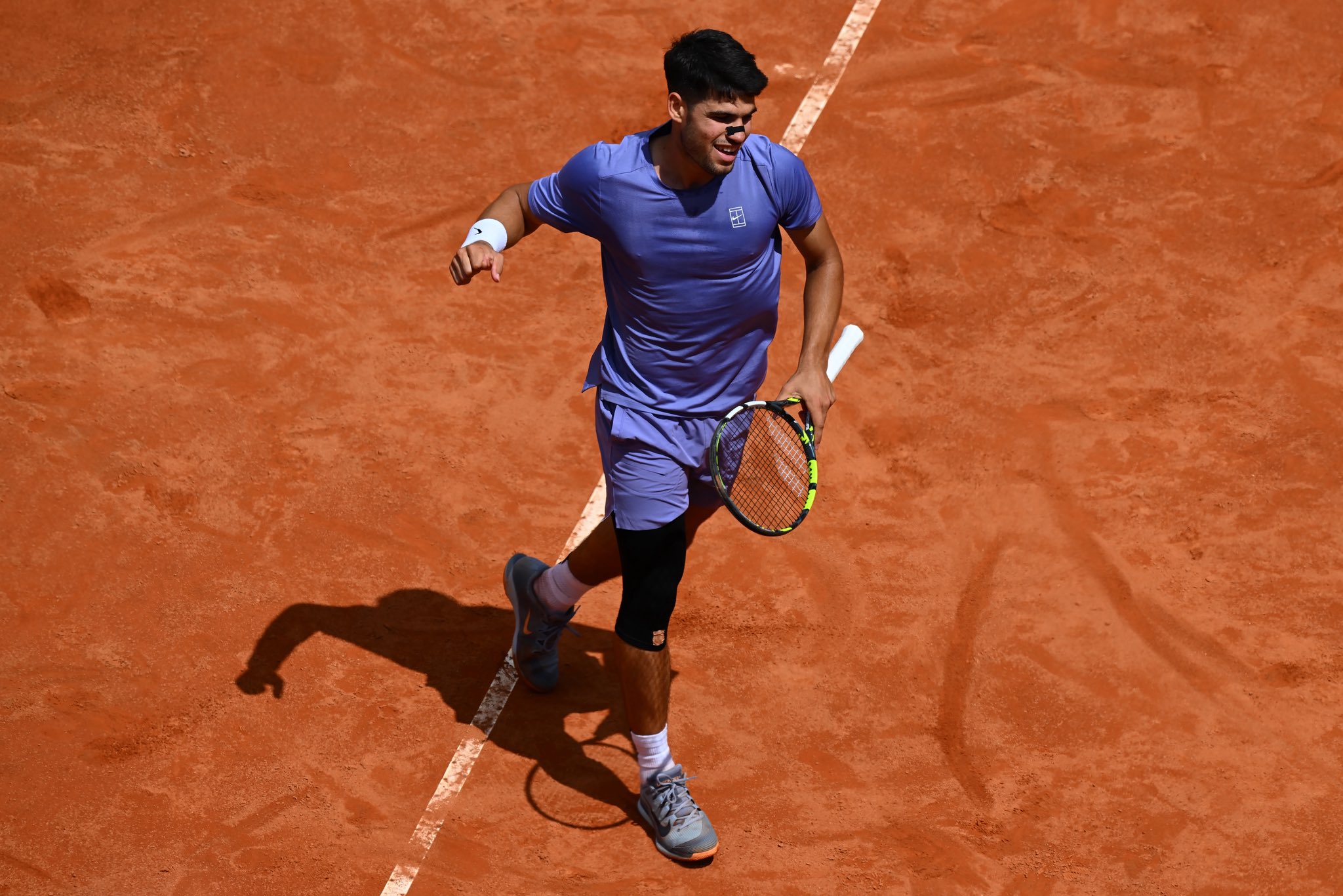 ألكاراز وميدفيدف يتأهلان بسهولة إلى الدور الثالث في بطولة روما ماسترز