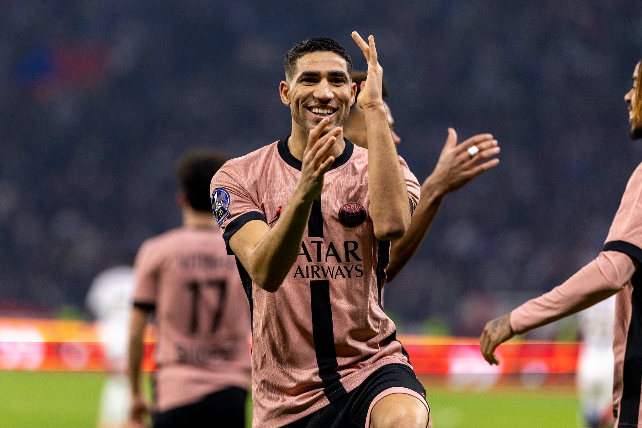 أشرف حكيمي يتوج بجائزة مارك فيفيان فويه لأفضل لاعب أفريقي في الدوري الفرنسي