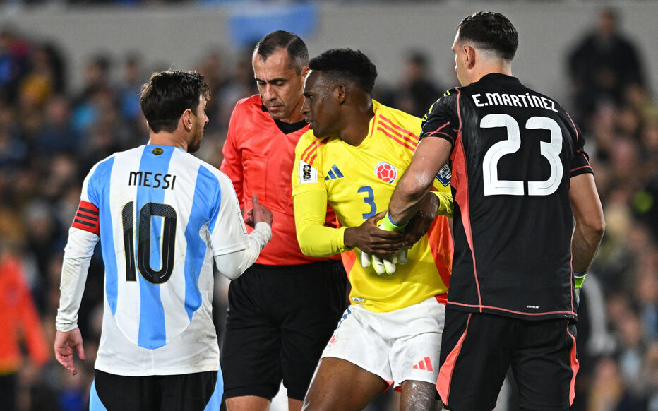 توتر كبير في مباراة الأرجنتين وكولومبيا: طرد، شجار، وهدف متأخر ينقذ أبطال العالم