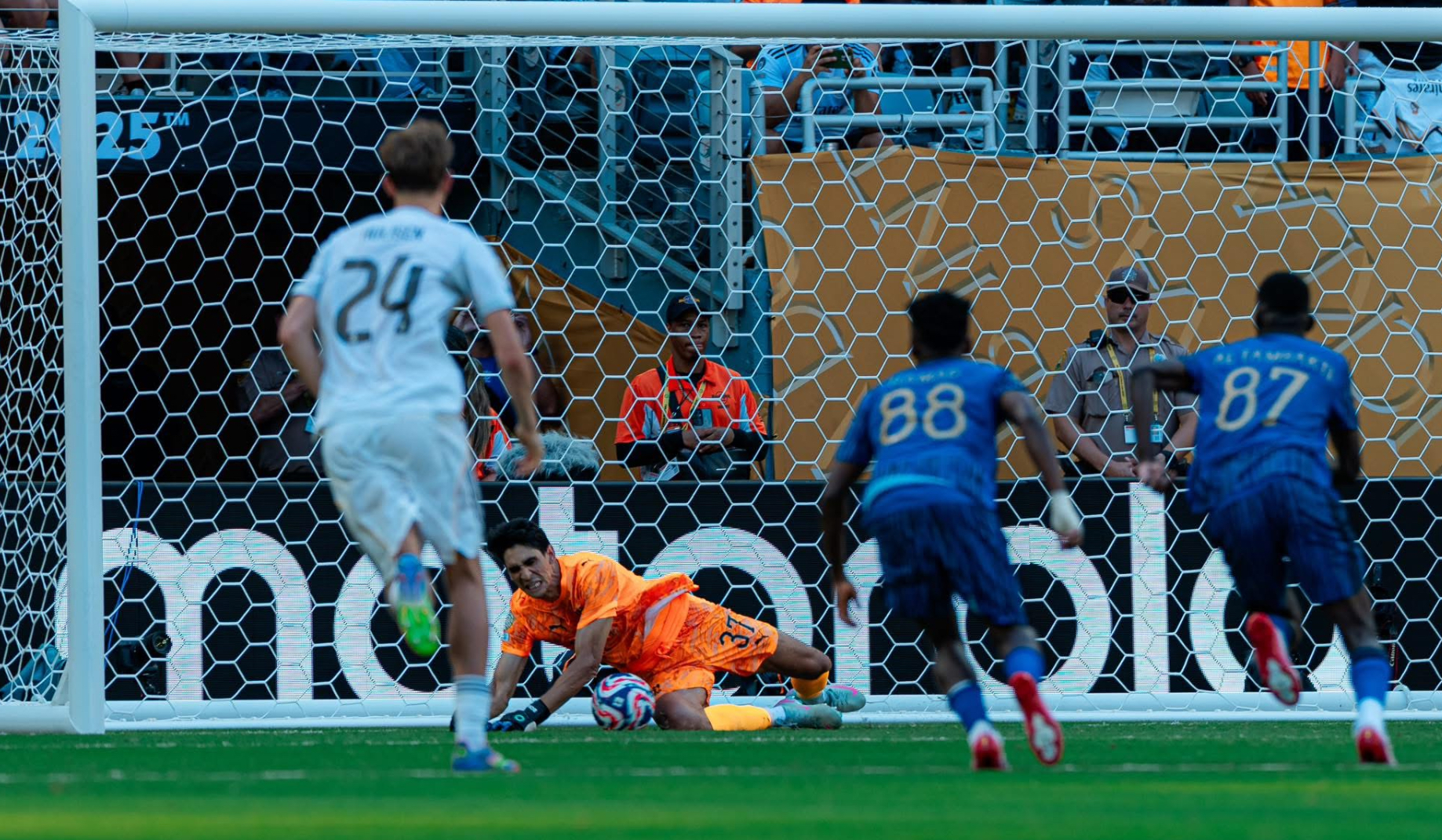 بونو يقود الهلال السعودي لتعادل ثمين أمام ريال مدريد