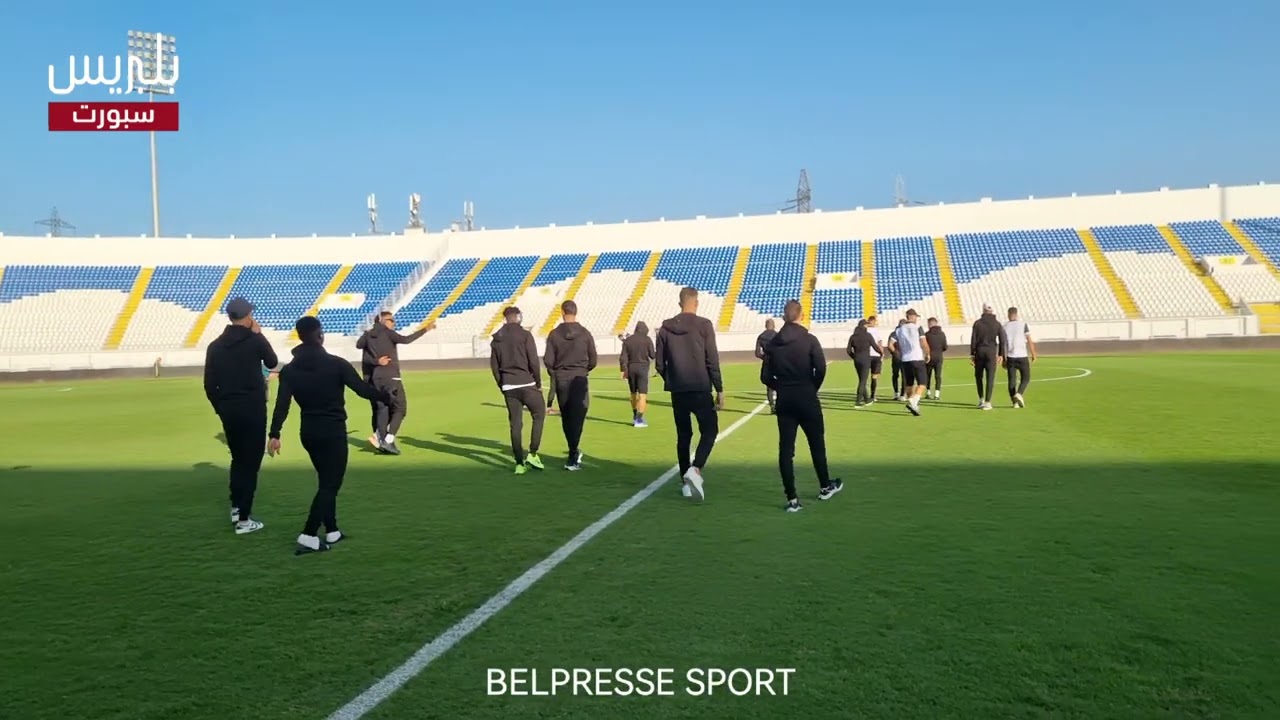 لحظة دخول لاعبي الرجاء إلى أرضية ملعب العربي الزاولي قبل انطلاق قمة مباراة الديربي