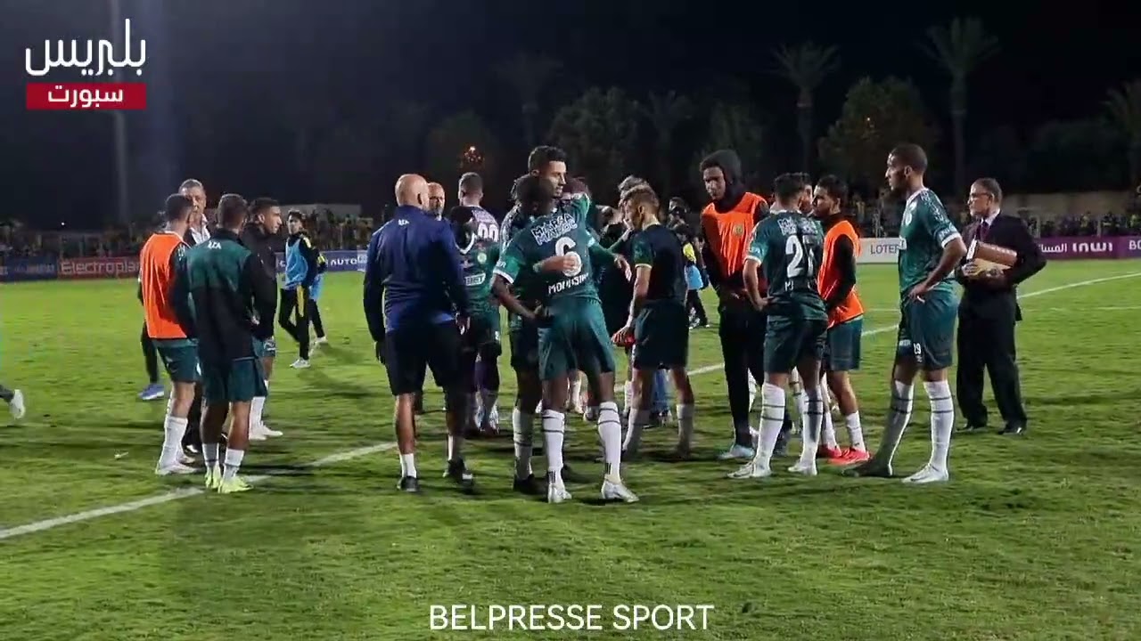 سا بينتو يحيي لاعبيه عقب تحقيق تعادل ثمين أمام الMAS