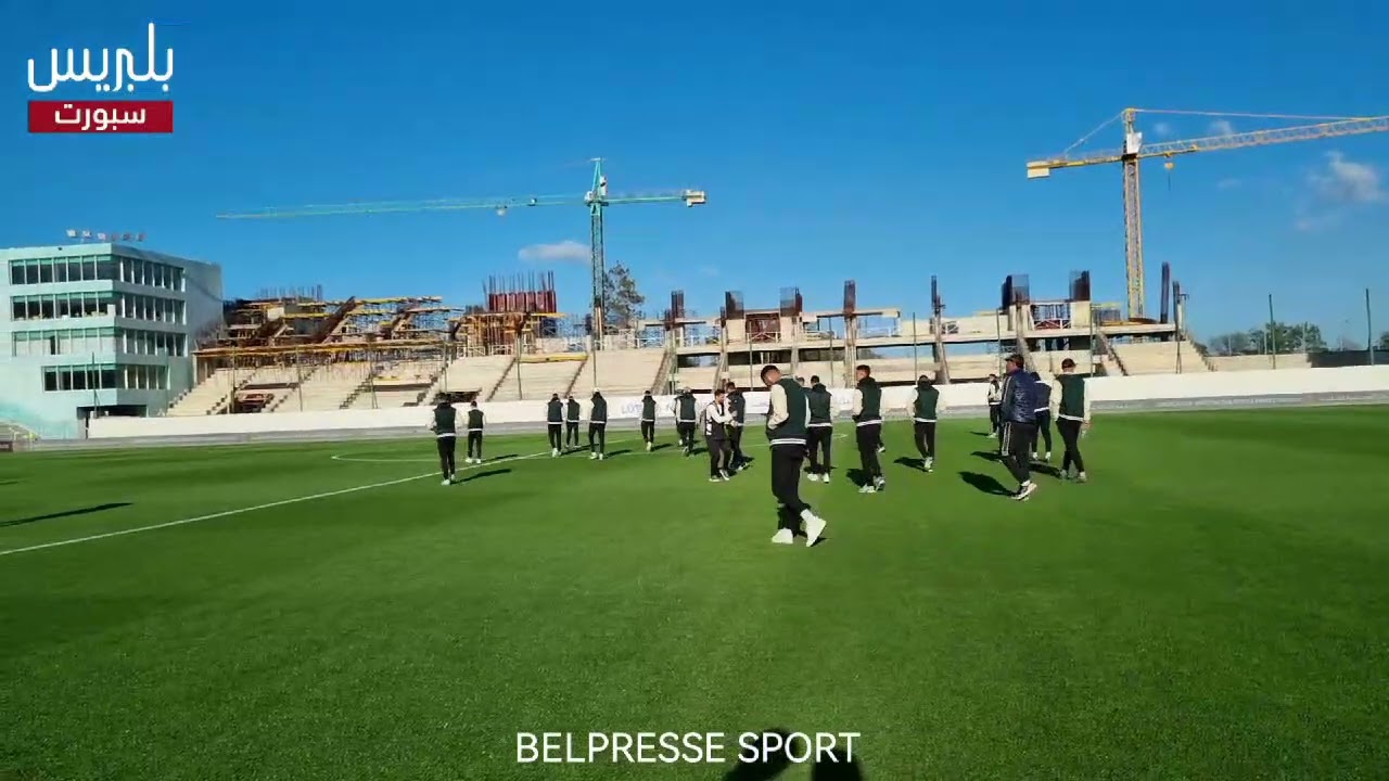 لحظة دخول لاعبي الرجاء إلى أرضية الملعب البلدي بالقنيطرة