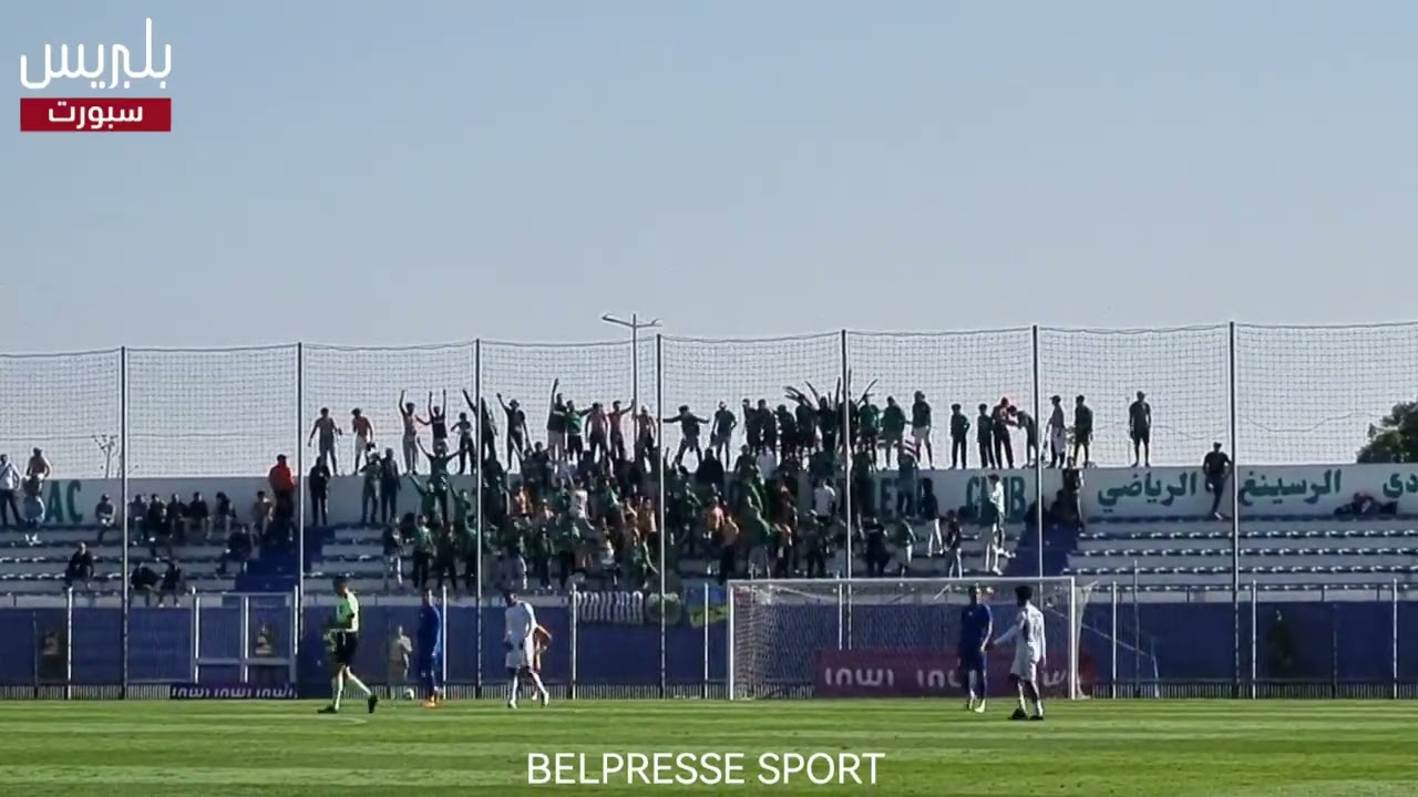 جماهير أولمبيك الدشيرة تحتفل بطريقة هستيرية بعد تسجيل فريقها لهدف التعادل في  شباك الرسينغ البيضاوي