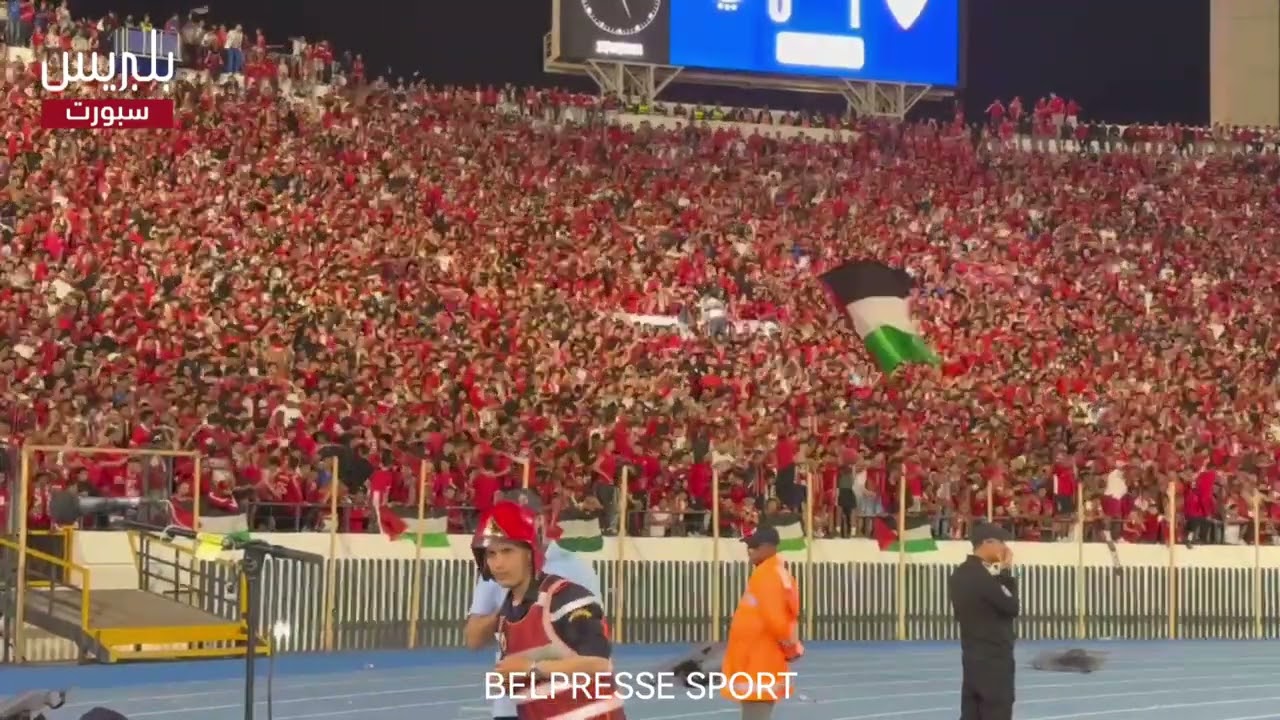 رغم تأخر الوداد في النتيجة ..الجماهير تلهب الحماس في مدرجات مركب محمد الخامس
