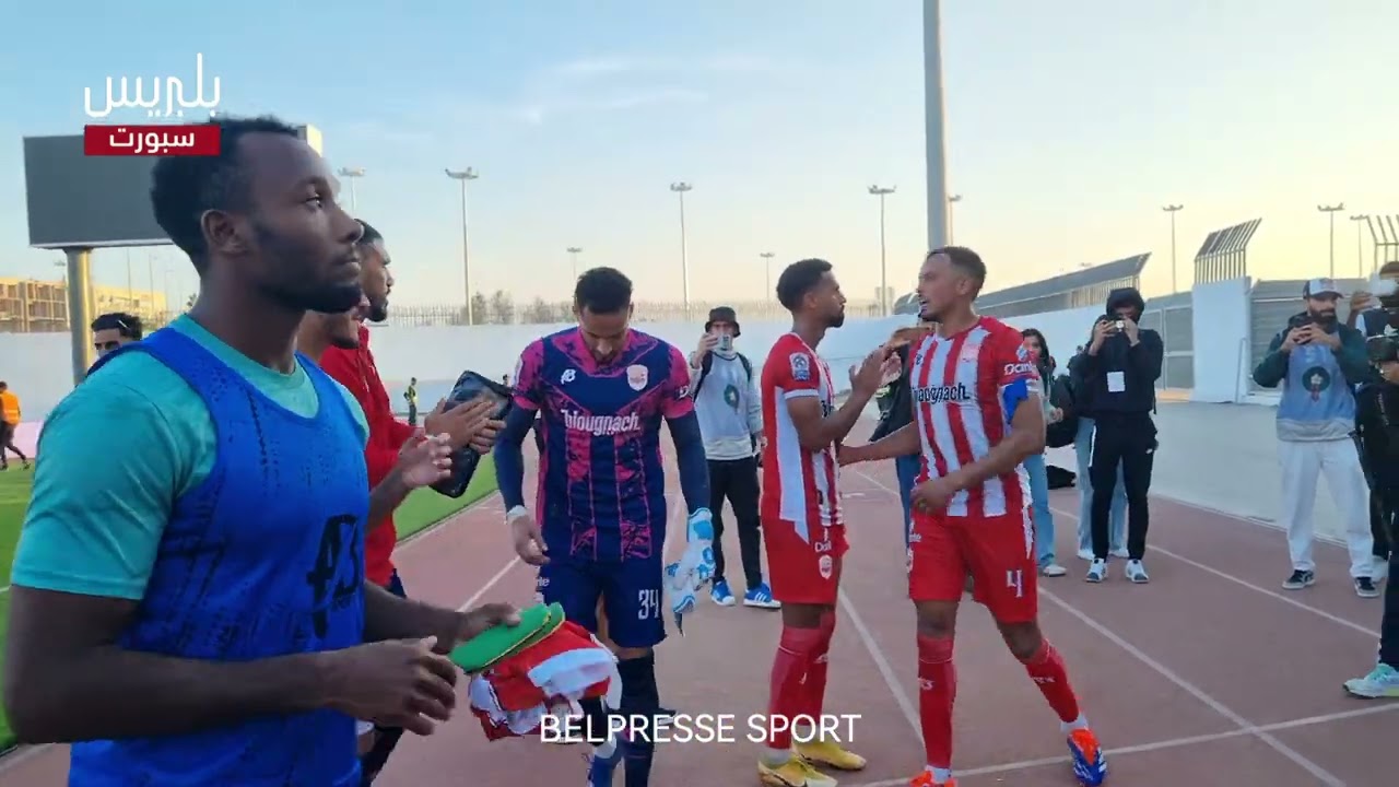تبادل التحية بين لاعبي النادي المكناسي والجماهير التي تنقلت الى الدار البيضاء