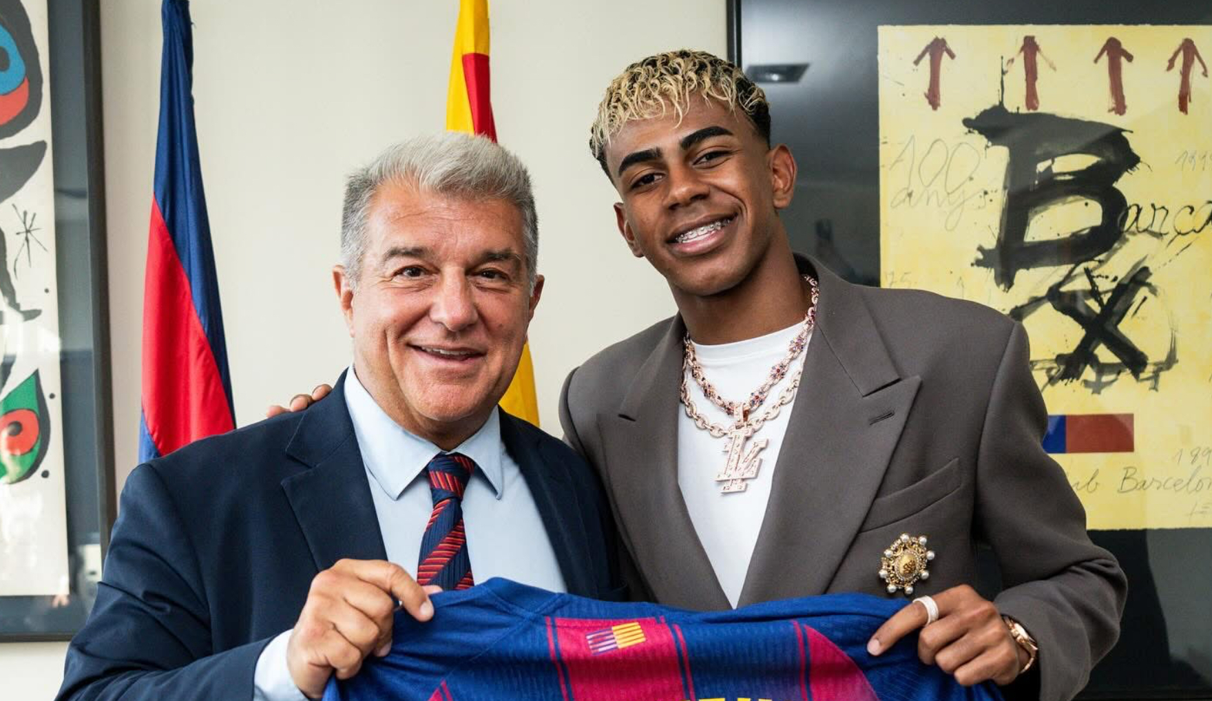 لامين يامال يتسلم القميص رقم 10 في برشلونة في يوم ميلاده الـ18