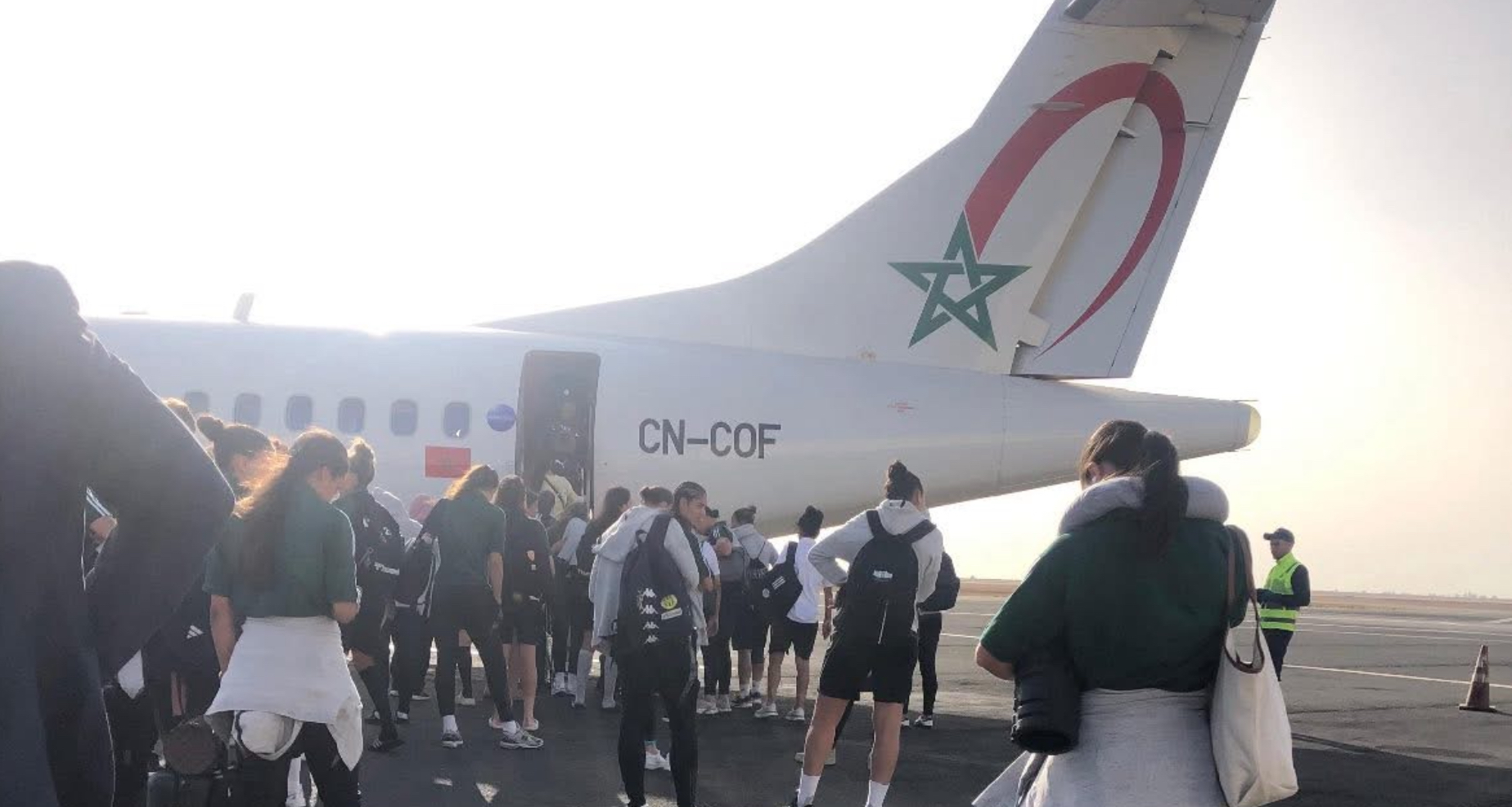 منتخب الجزائر للسيدات يصل إلى وجدة عبر طائرة “لارام”