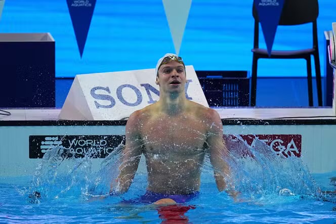 ليون مارشان يتوج بلقبه السادس في بطولة العالم للسباحة بسنغافورة