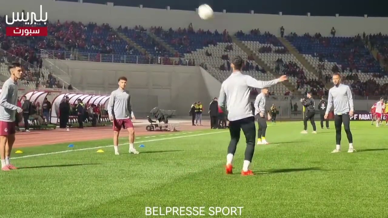 دخول لاعبي الوداد والفتح الرباطي للإحماء قبل مواجهة كأس العرش