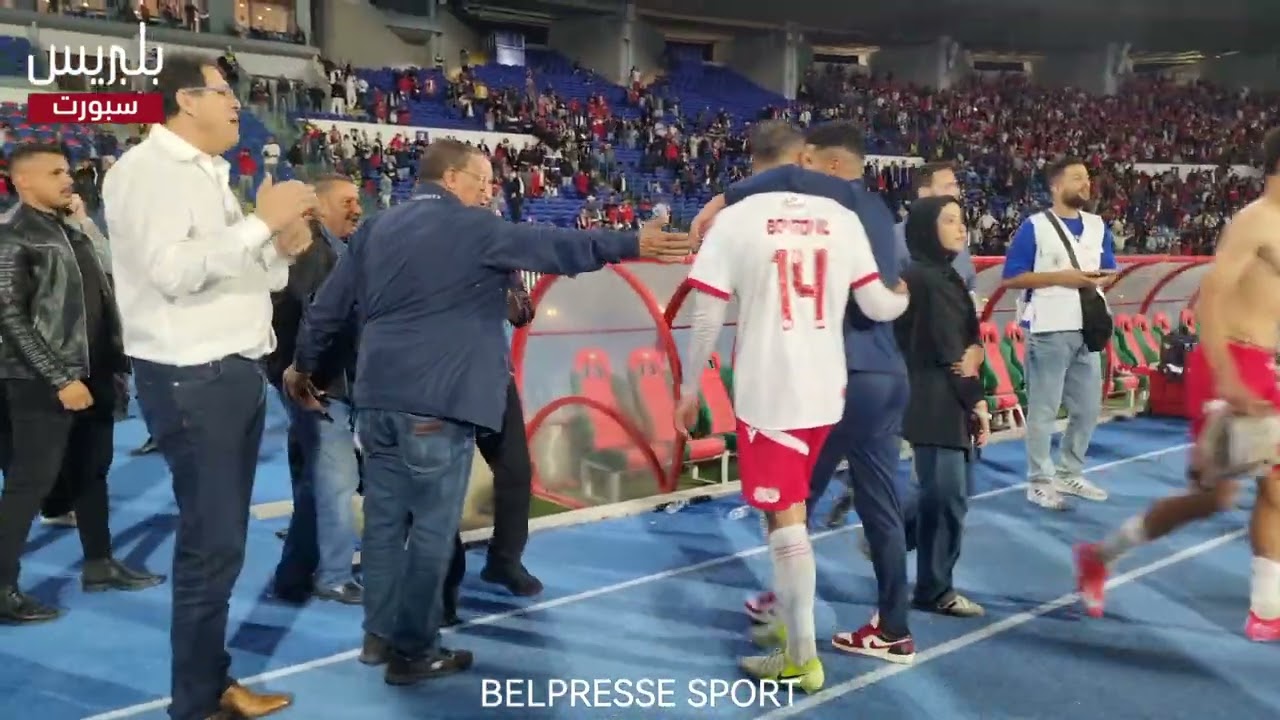 هشام أيت منا يهنئ لاعبيه بعد الانتصار في “الكلاسيكو” أمام الجيش الملكي