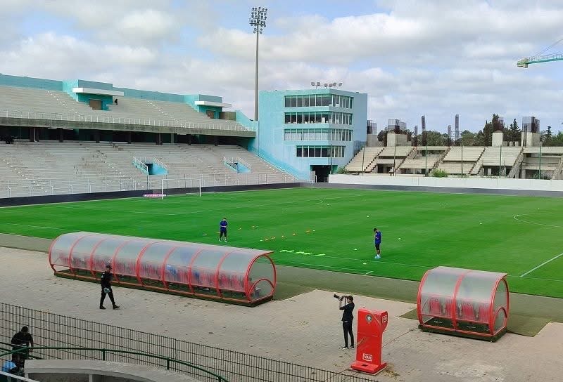 الأشغال بملعب القنيطرة تفرض حضور 800 متفرج لقمة الفتح والرجاء