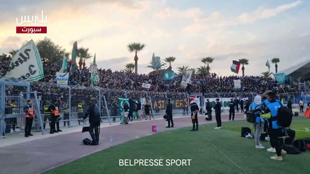 جماهير الرجاء تصنع احتفالية رائعة في مدرجات الملعب الحسن الثاني بفاس 🏟️