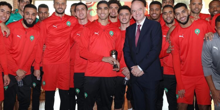 إنفانتينو يتوج حكيمي بجائزة “The Best” بمركب “المعمورة”